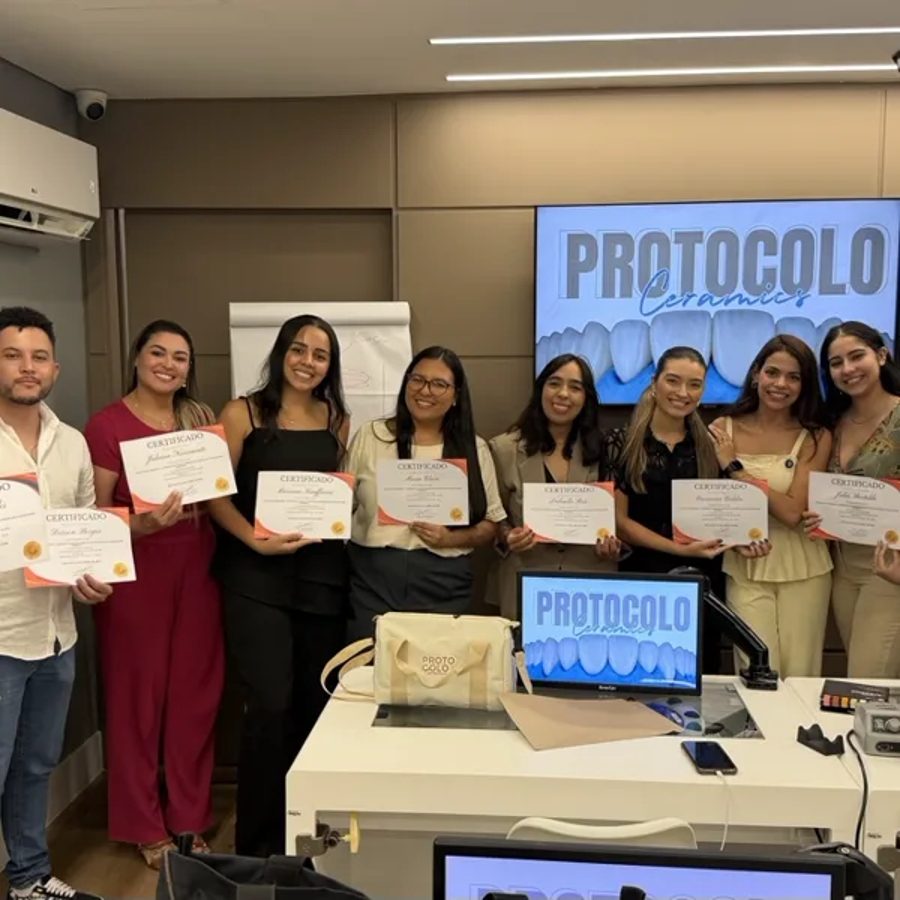 Turma do Protocolo Ceramics com os certificados de conclusão